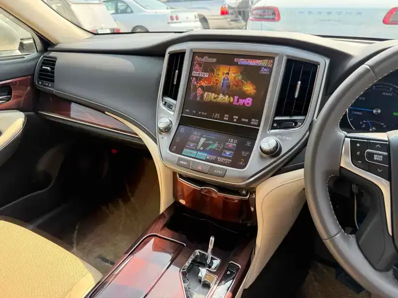 TOYOTA CROWN HYBRID ROYAL SALOON Image 6