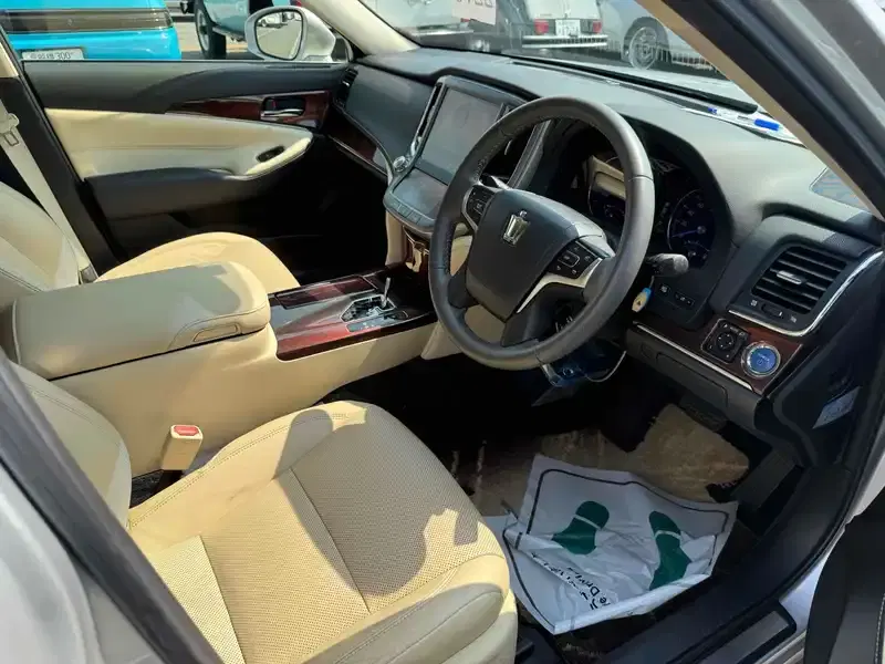TOYOTA CROWN HYBRID ROYAL SALOON Image 3