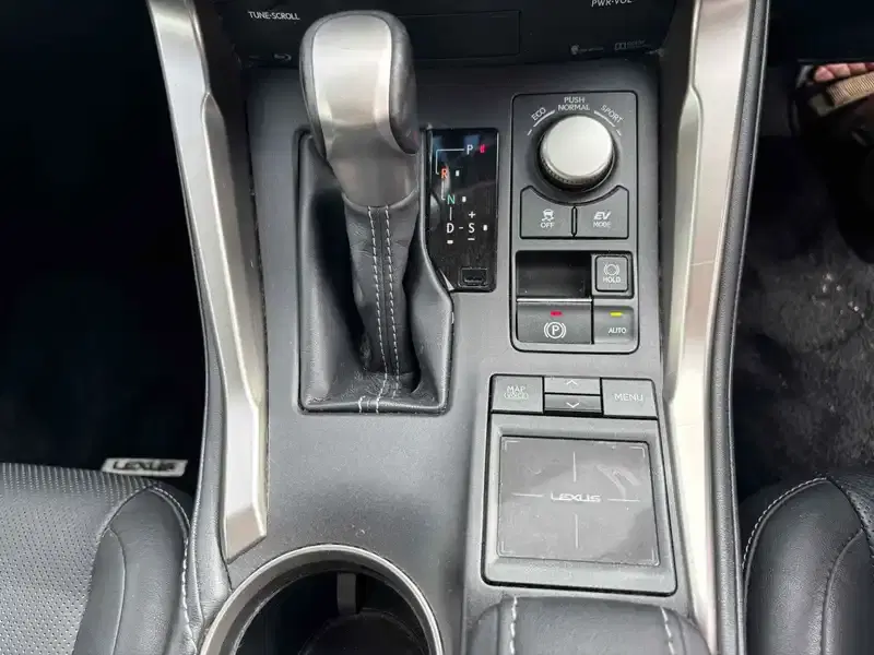 LEXUS NX NX300H VERSION L 4WD Image 12