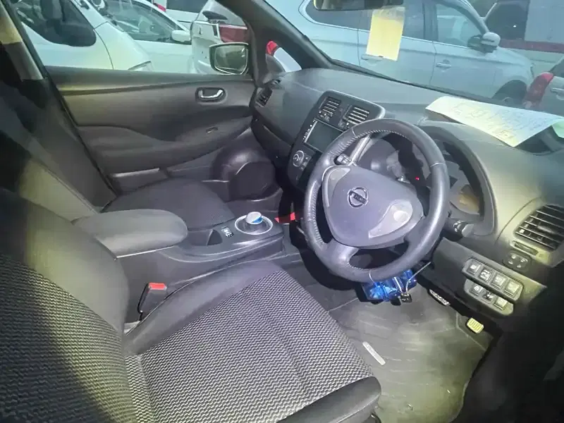 NISSAN LEAF S (30KWH) Image 9