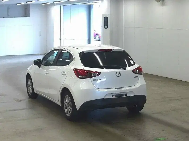 MAZDA DEMIO 13S TOURING Image 2