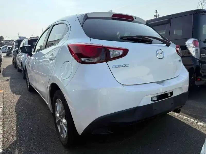 MAZDA DEMIO 13S TOURING Image 8