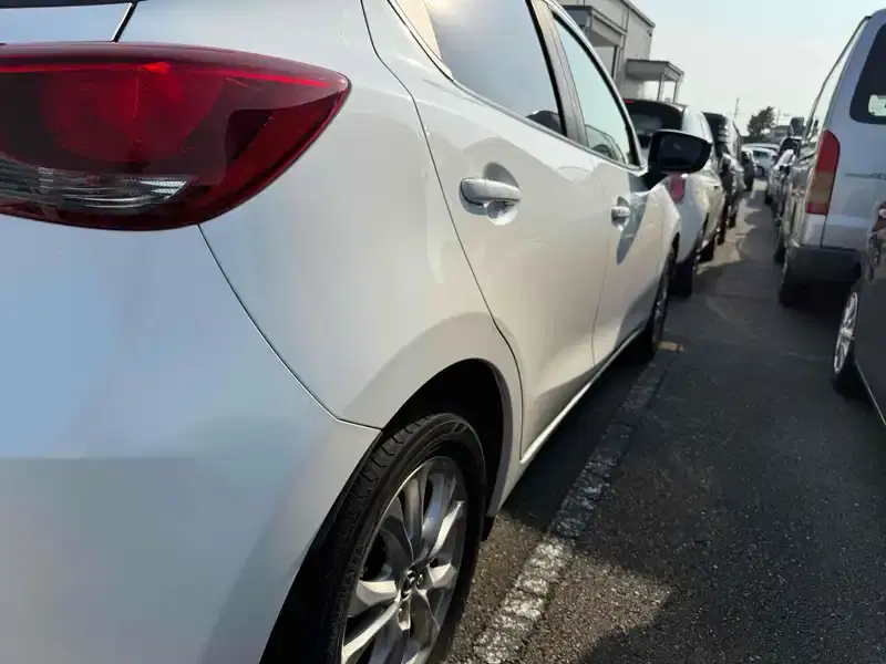 MAZDA DEMIO 13S TOURING Image 19