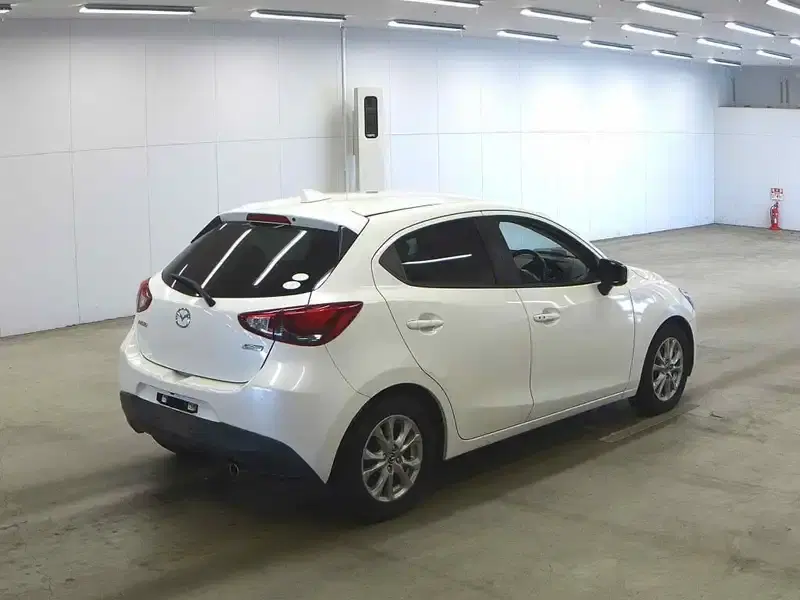 MAZDA DEMIO 13S TOURING Image 5