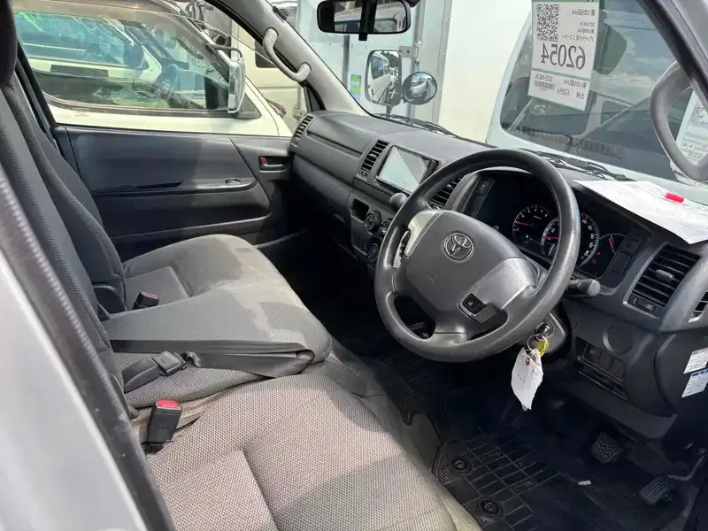 TOYOTA HIACE VAN DX Image 10