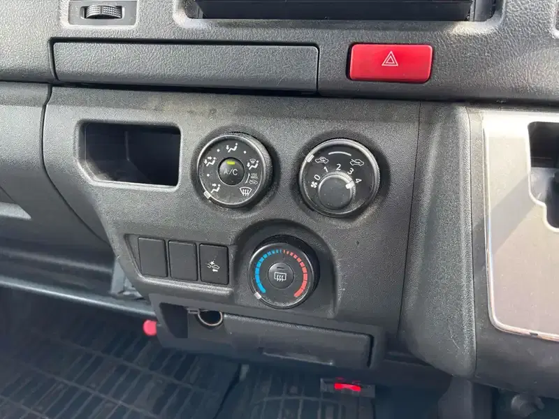 TOYOTA HIACE VAN DX Image 32