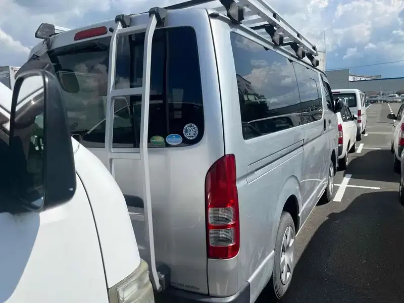 TOYOTA HIACE DX Image 2