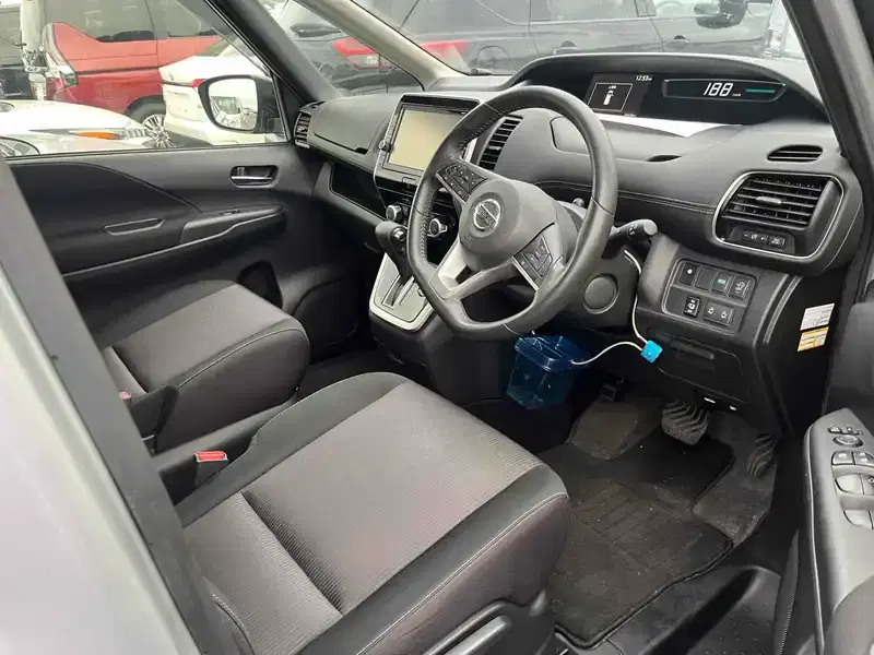 NISSAN SERENA 5D HIGHWAY STAR V SELECTION Image 5