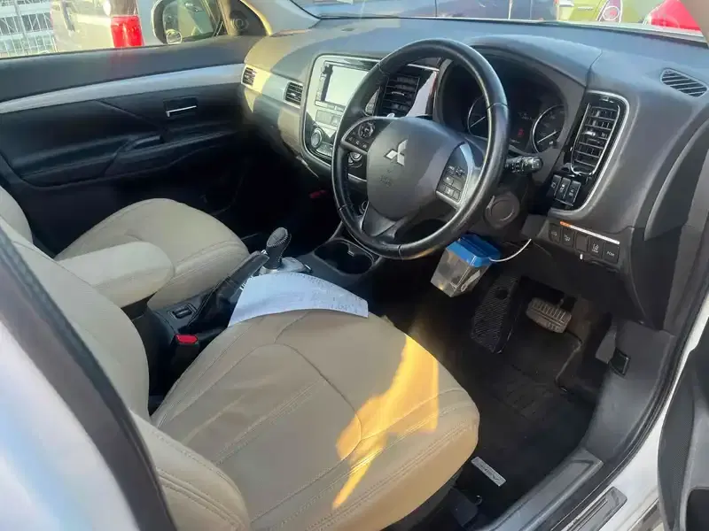 MITSUBISHI OUTLANDER PHEV 4WD G NAVI PACKAGE Image 5