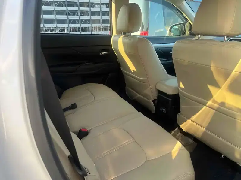 MITSUBISHI OUTLANDER PHEV 4WD G NAVI PACKAGE Image 6
