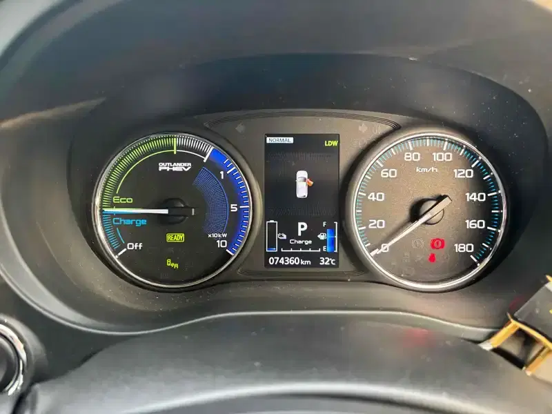 MITSUBISHI OUTLANDER PHEV 4WD G Image 17