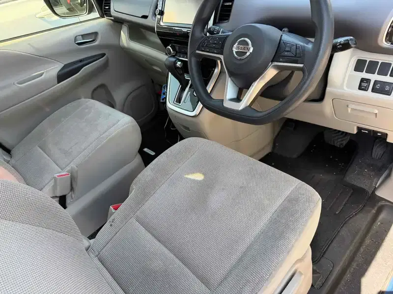 NISSAN SERENA X V SMART 2 4WD Image 8