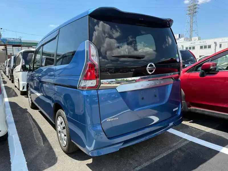 NISSAN SERENA X V SMART 2 4WD Image 7