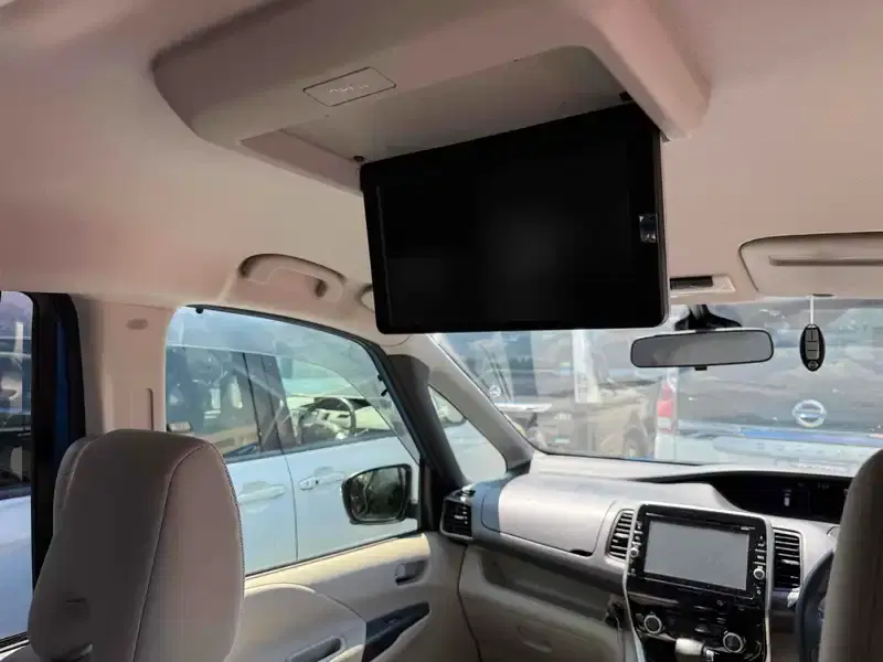 NISSAN SERENA X V SMART 2 4WD Image 11
