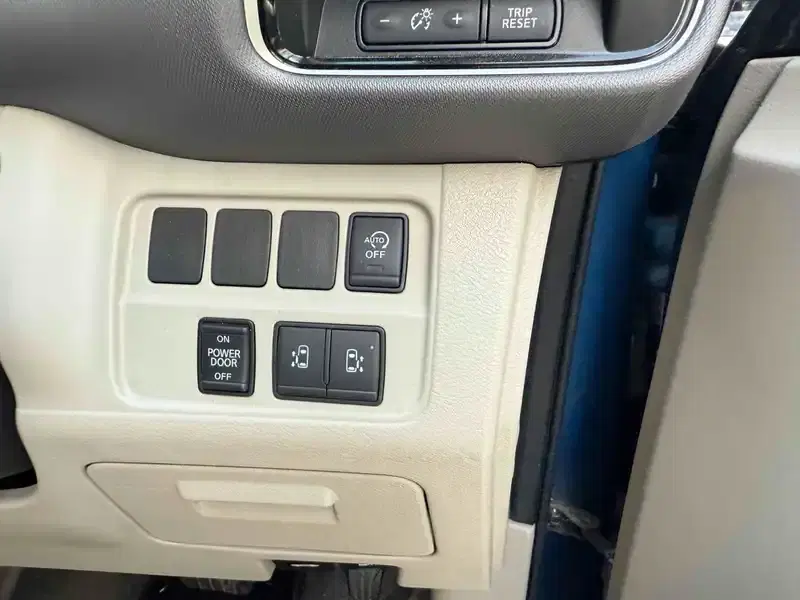 NISSAN SERENA X V SMART 2 4WD Image 10