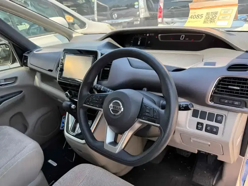 NISSAN SERENA X V SMART 2 4WD Image 9