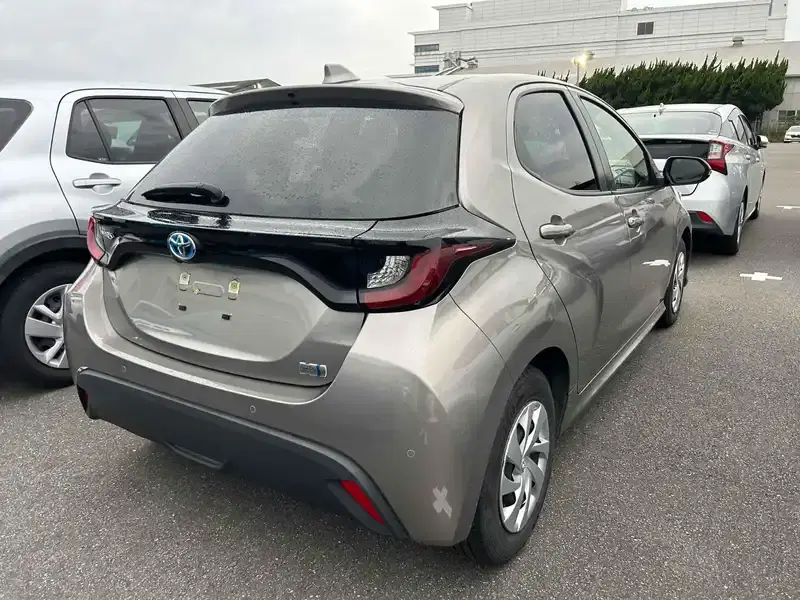 TOYOTA YARIS HYBRID X Image 2