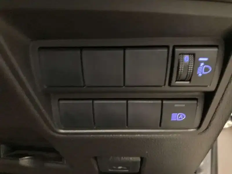 TOYOTA YARIS HYBRID X Image 9