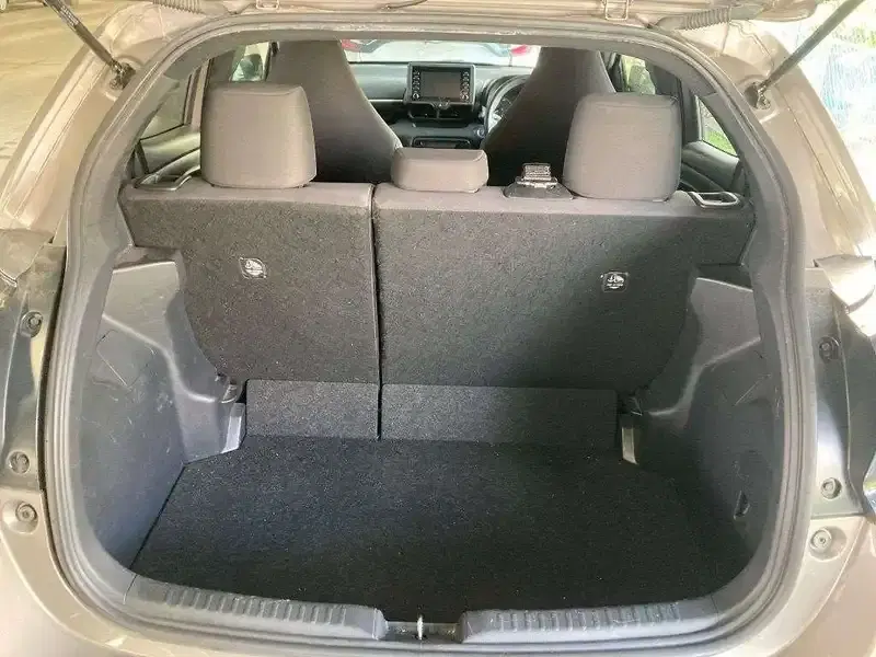 TOYOTA YARIS HYBRID X Image 8