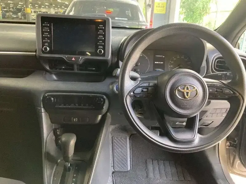 TOYOTA YARIS HYBRID X Image 6