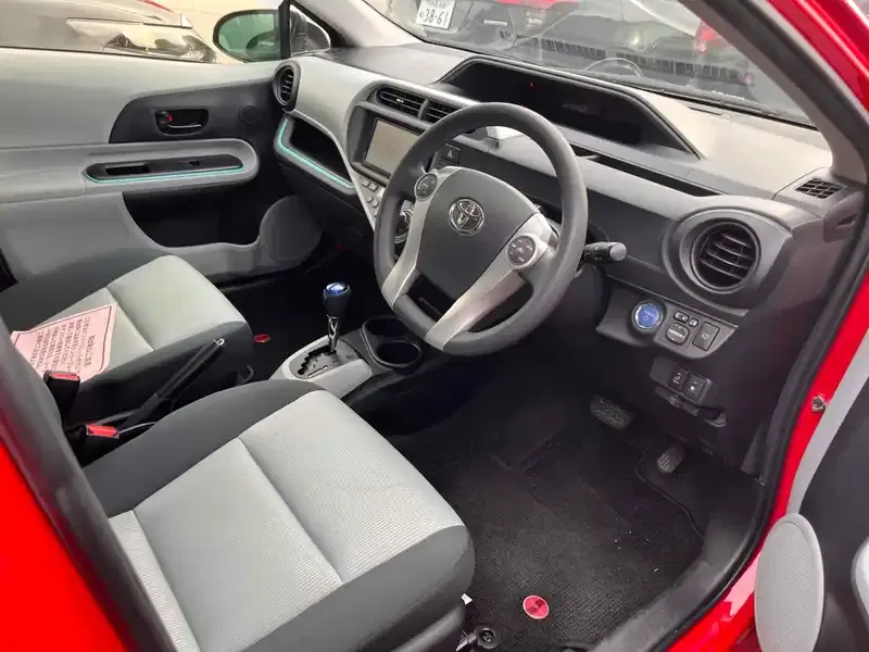TOYOTA AQUA S Image 13