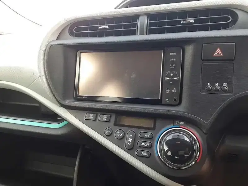 TOYOTA AQUA S Image 12