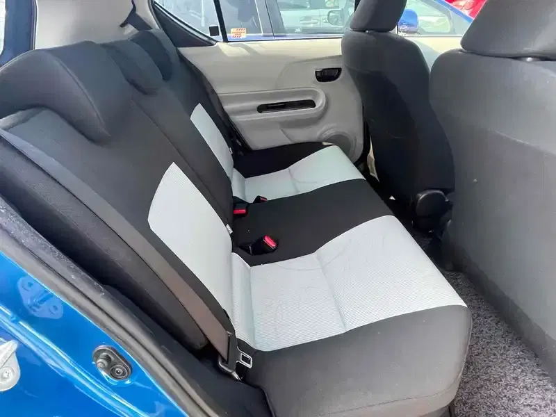 TOYOTA AQUA S Image 10