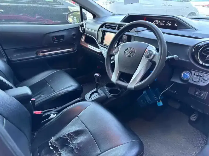TOYOTA AQUA S Image 22
