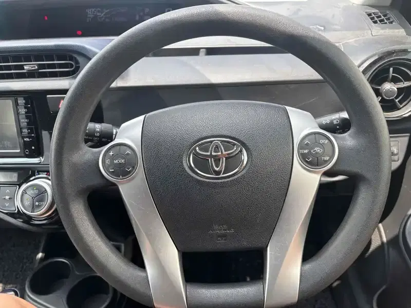 TOYOTA AQUA S Image 11