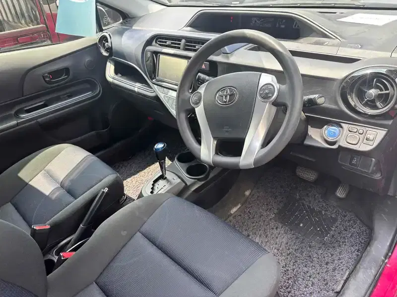 TOYOTA AQUA S Image 6