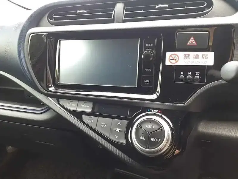 TOYOTA AQUA S Image 10