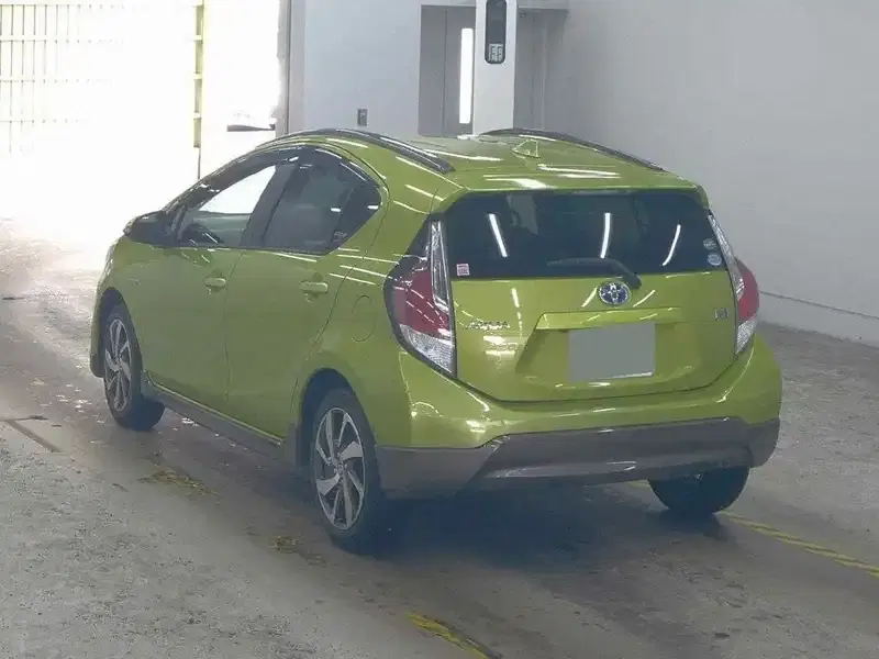 TOYOTA AQUA X-URBAN Image 4