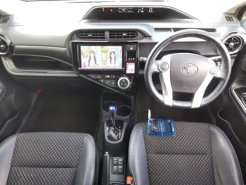TOYOTA AQUA X-URBAN Image 5