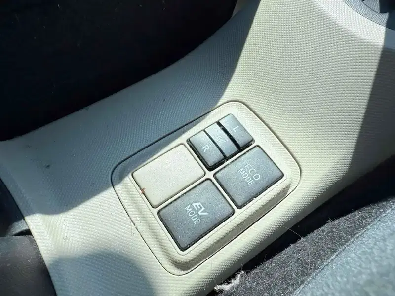 TOYOTA AQUA G Image 7