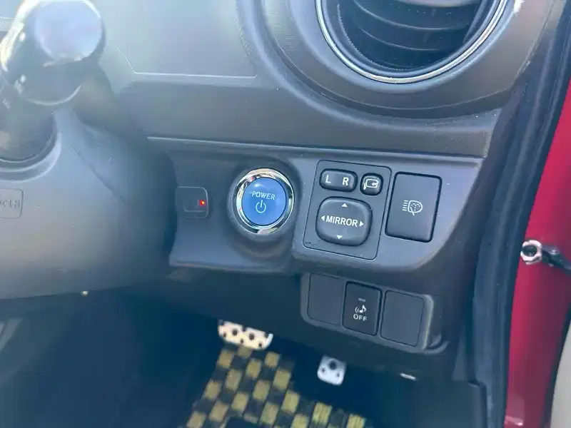 TOYOTA AQUA G Image 8
