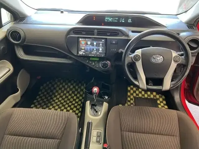 TOYOTA AQUA G Image 4