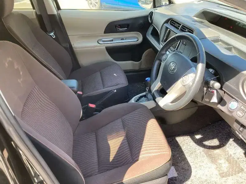 TOYOTA AQUA G Image 4