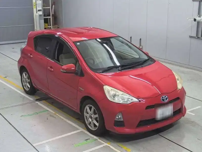 TOYOTA AQUA S Image 8