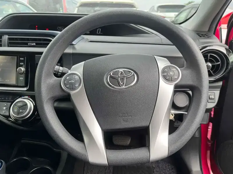 TOYOTA AQUA S Image 10