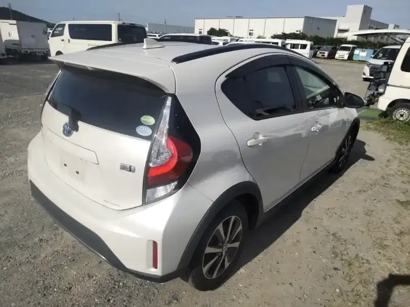 TOYOTA AQUA CROSSOVER Image 2