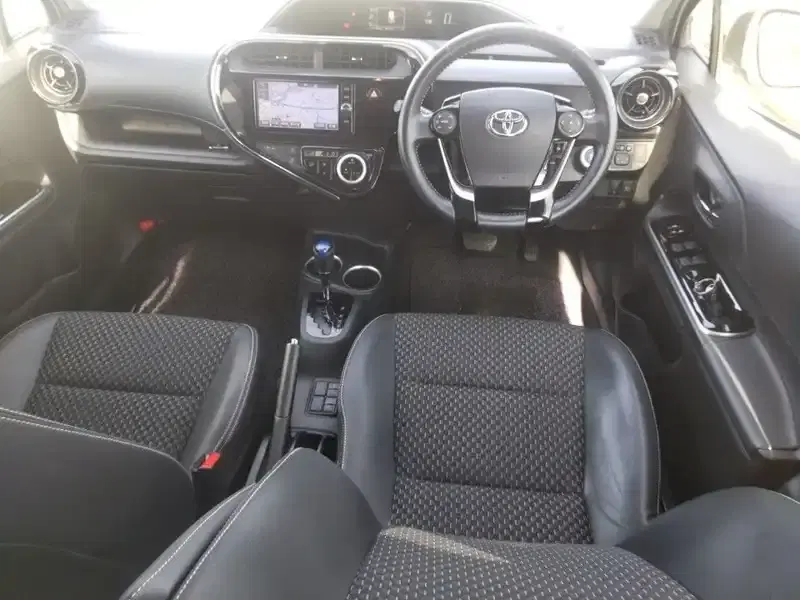 TOYOTA AQUA CROSSOVER Image 3