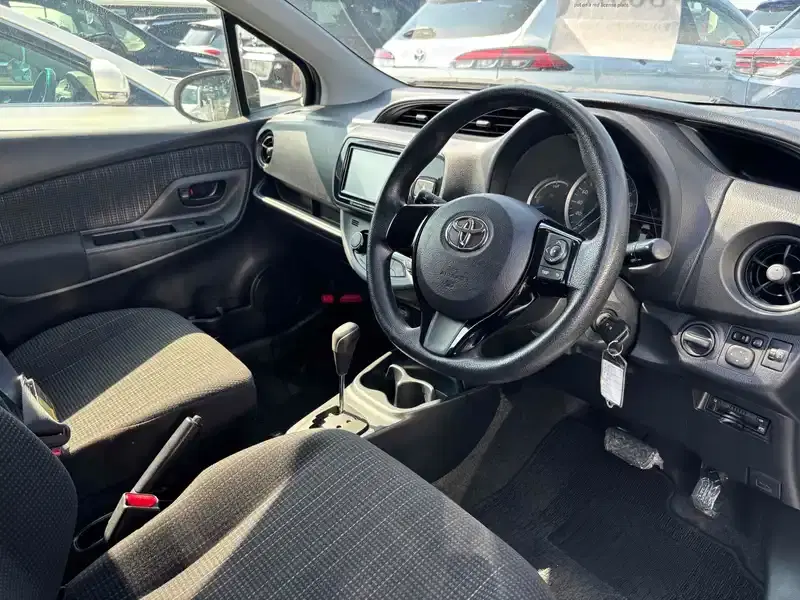 TOYOTA VITZ HYBRID F Image 5