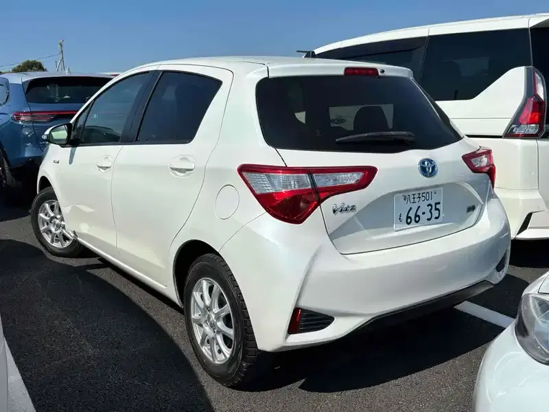 TOYOTA VITZ HYBRID F Image 2