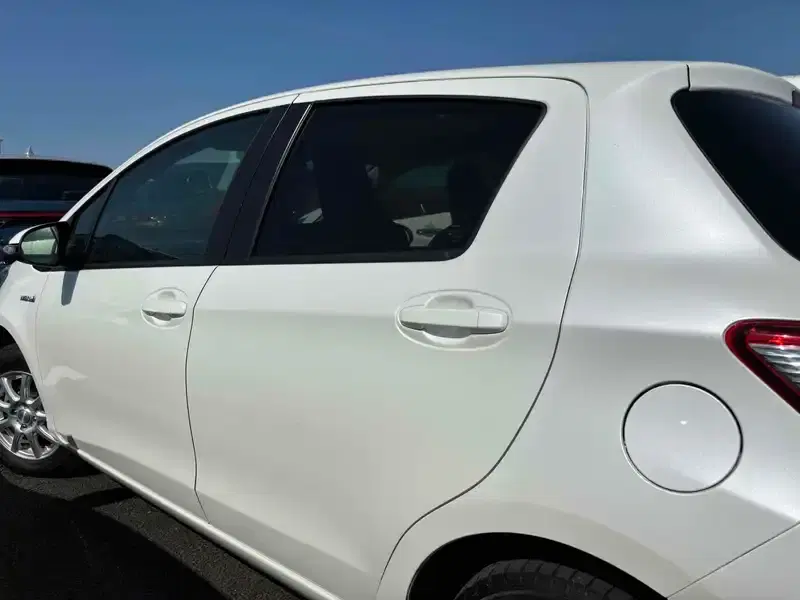 TOYOTA VITZ HYBRID F Image 7
