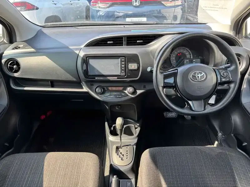 TOYOTA VITZ HYBRID F Image 3
