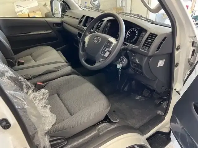 TOYOTA HIACE VAN LONG DX GL PACKAGE Image 5