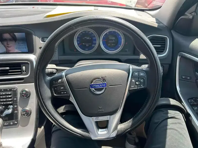 VOLVO V60 T4 R-DESIGN Image 21