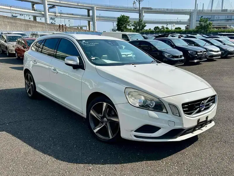 VOLVO V60 T4 R-DESIGN Image 1