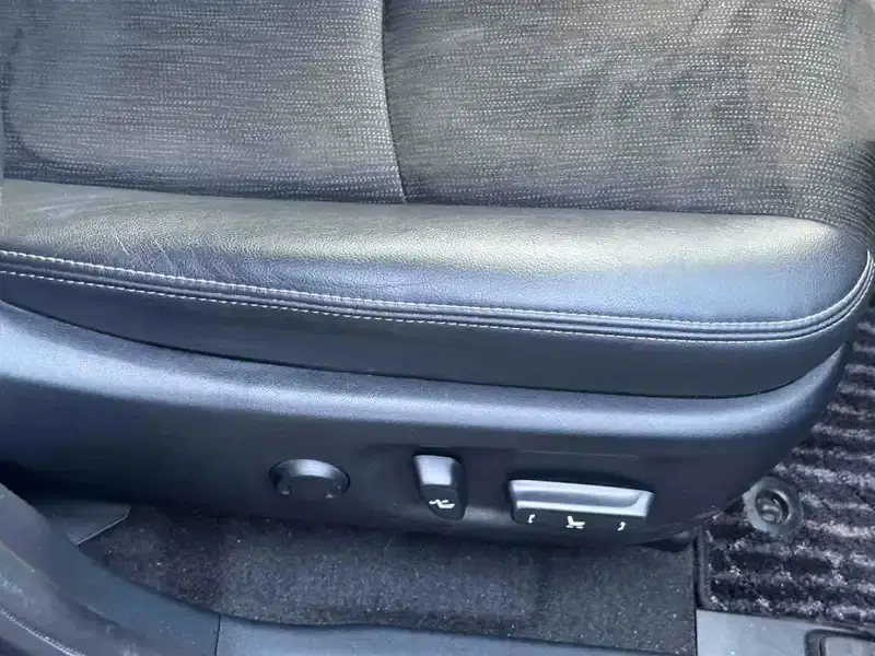 TOYOTA PRIUS G ALPHA Image 19