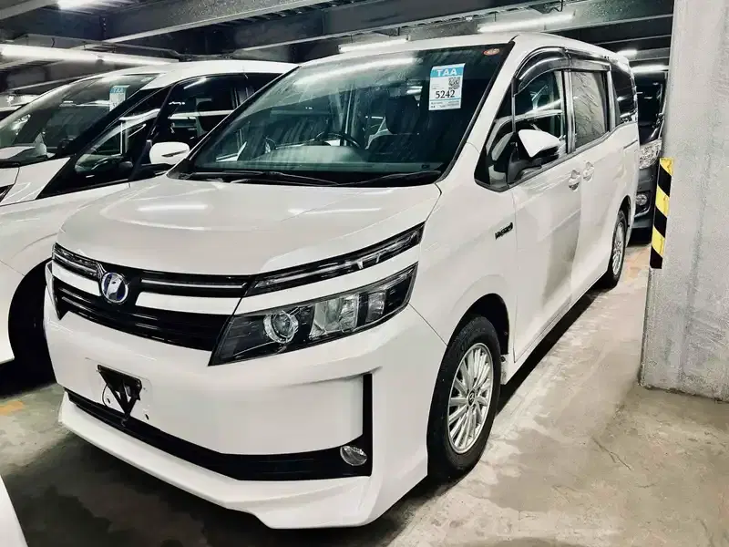 TOYOTA VOXY HYBRID V Image 1
